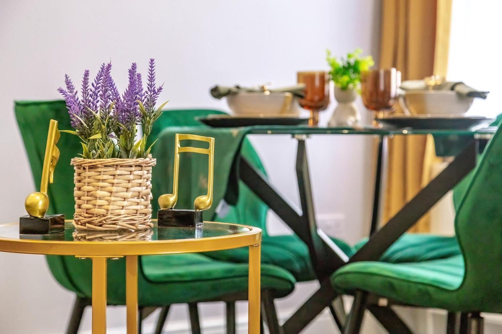 Elegant & Spacious 2Br London Hideaway- King Bed, Sleeps 6 - Parking- Instant Book- 20 Percent Off Limited Time! Barnet Dış mekan fotoğraf