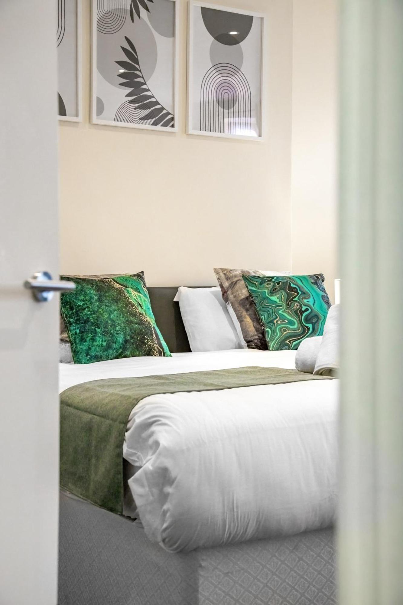 Elegant & Spacious 2Br London Hideaway- King Bed, Sleeps 6 - Parking- Instant Book- 20 Percent Off Limited Time! Barnet Dış mekan fotoğraf