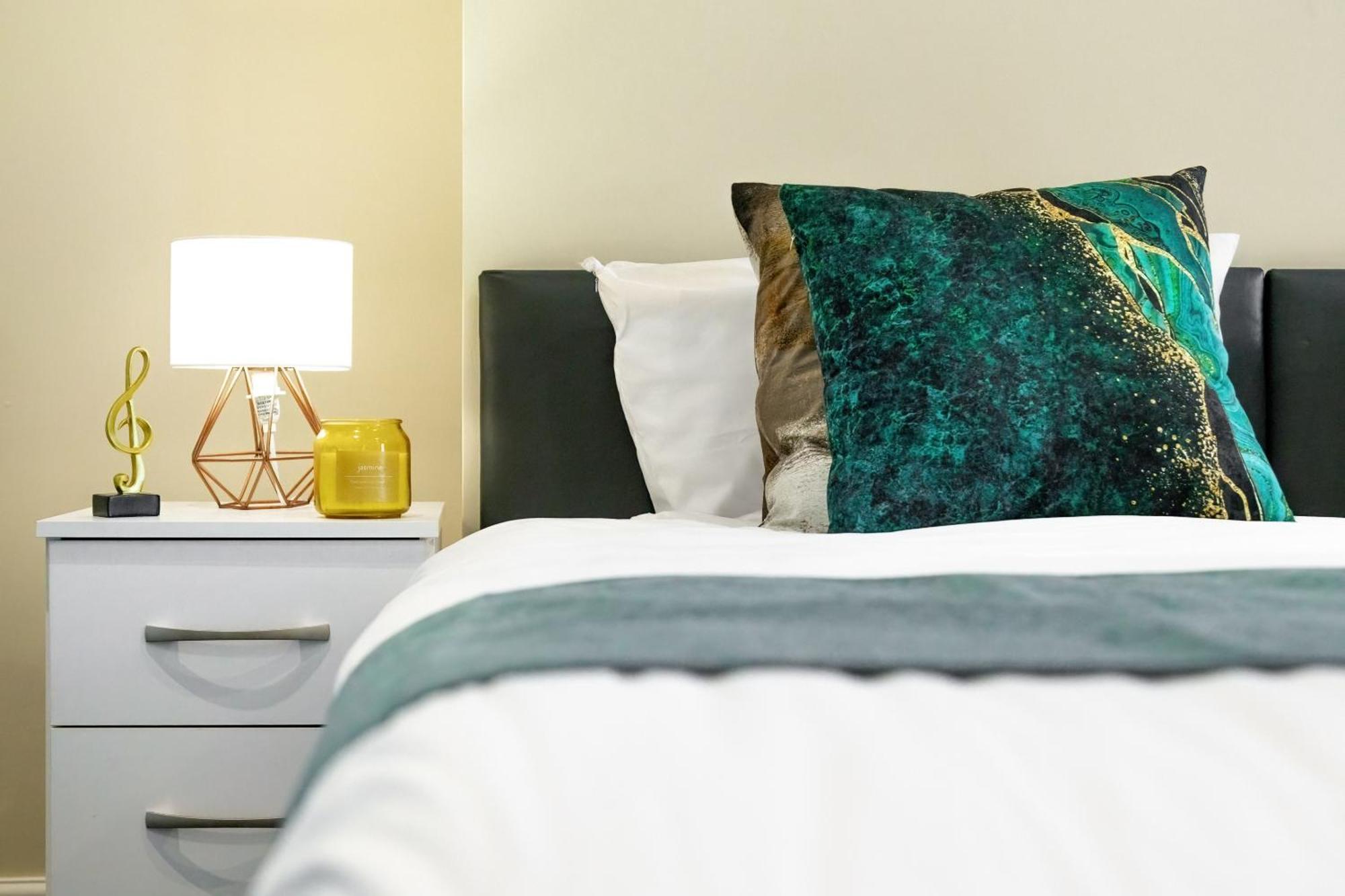 Elegant & Spacious 2Br London Hideaway- King Bed, Sleeps 6 - Parking- Instant Book- 20 Percent Off Limited Time! Barnet Dış mekan fotoğraf