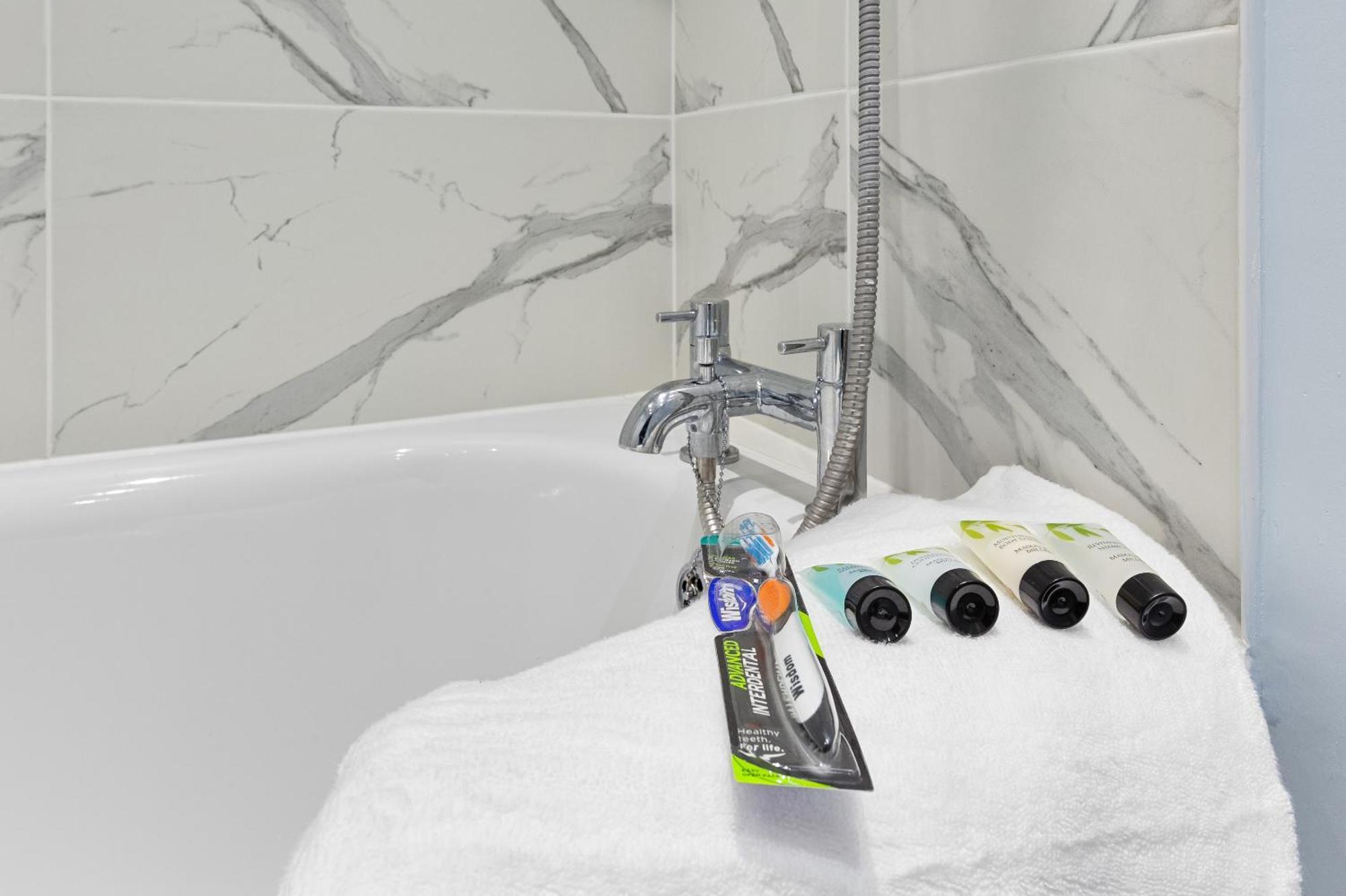 Elegant & Spacious 2Br London Hideaway- King Bed, Sleeps 6 - Parking- Instant Book- 20 Percent Off Limited Time! Barnet Dış mekan fotoğraf