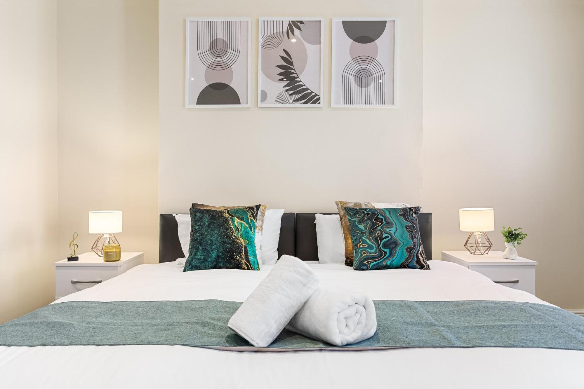 Elegant & Spacious 2Br London Hideaway- King Bed, Sleeps 6 - Parking- Instant Book- 20 Percent Off Limited Time! Barnet Dış mekan fotoğraf